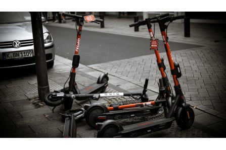 В Казахстане могут запретить ездить по дорогам и тротуарам на электросамокатах